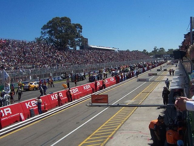 Crowds at the Clipsal 500